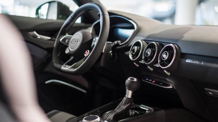 Торпедо Audi TT RS Coupe 2016 года  (фото 2 из 15)
